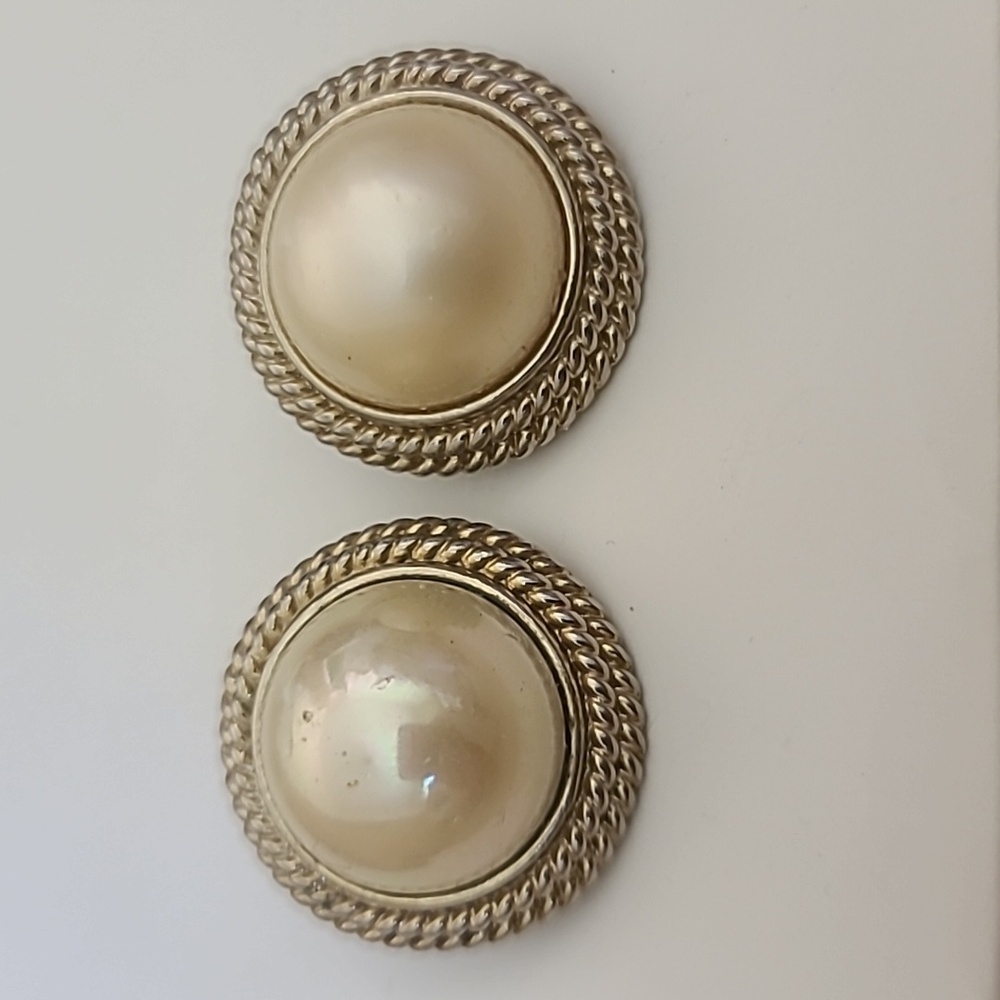 Vintage 1980's Pearl and Gold Clip On Earrings